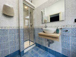 Dusch, hårtork, bidé och handdukar