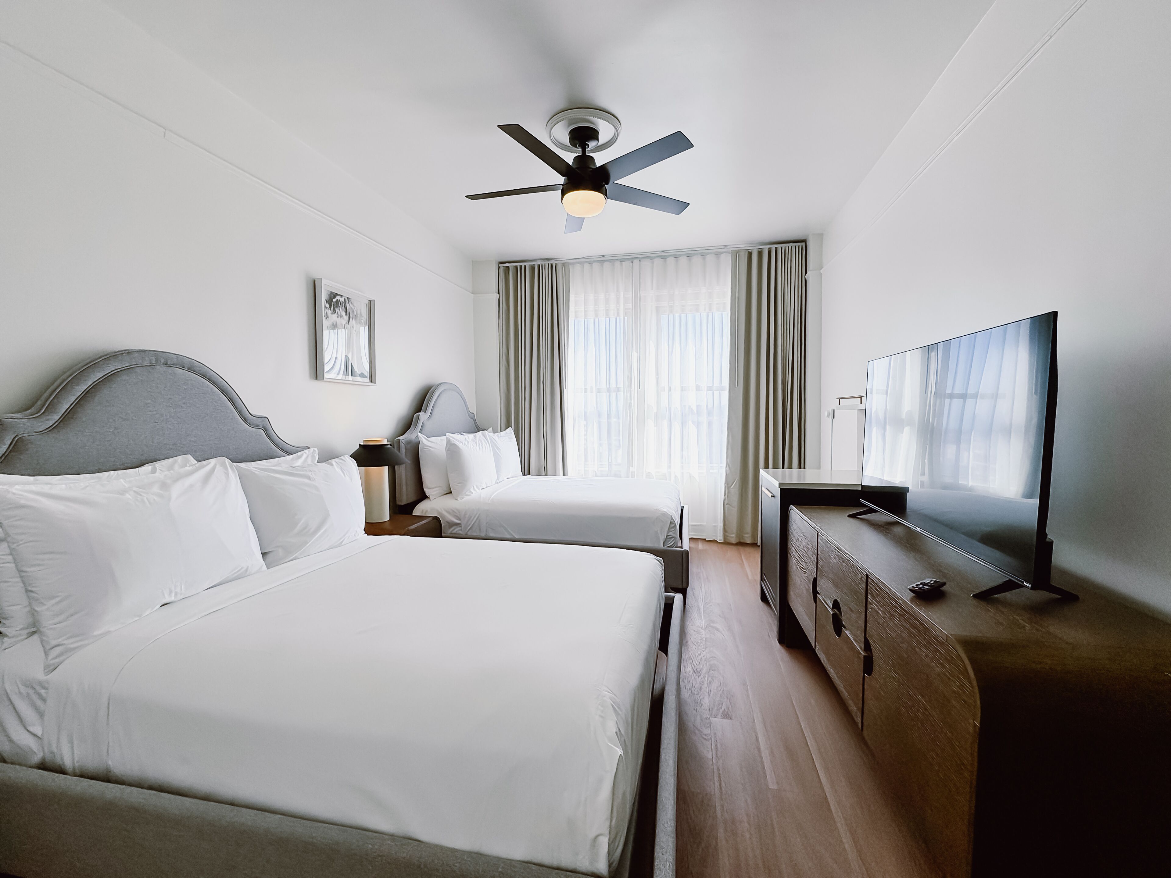 Værelse (2 Double Beds) | Allergivenligt sengetøj, mørklægningsgardiner, strygejern/strygebræt