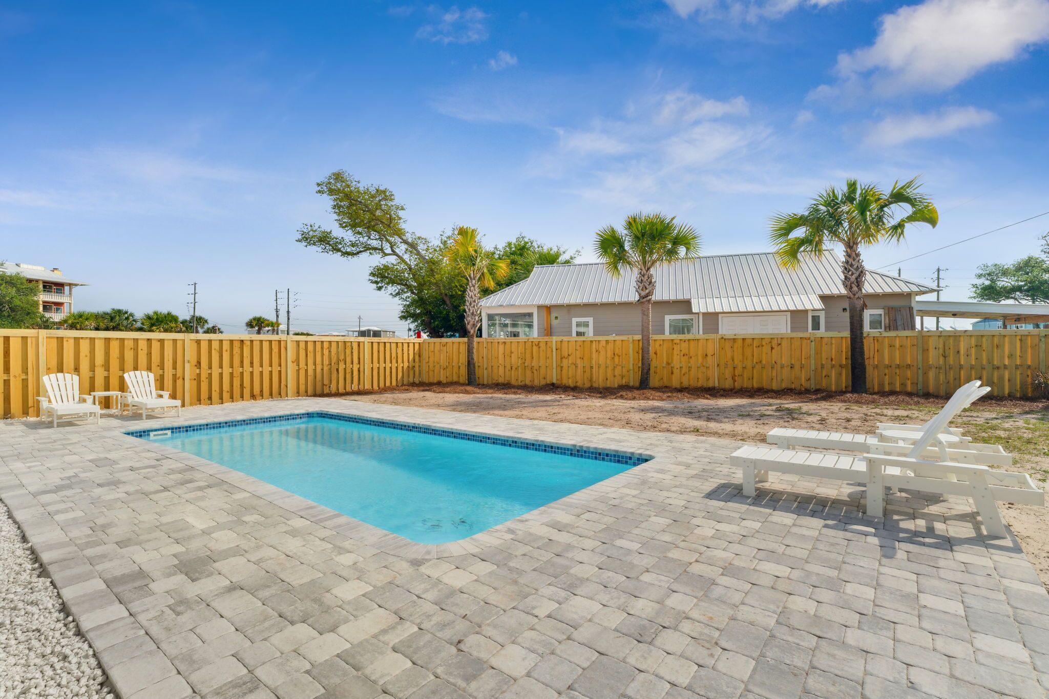 Cozy Beach Cottage with PRIVATE Pool and walk to BEACH! 
