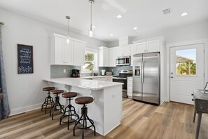 冷蔵庫、電子レンジ、オーブン、コンロ