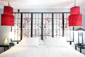 Habitación romántica, vista al jardín | Ropa de cama de alta calidad y camas con pillow-top 