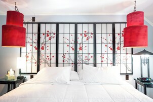 Habitación romántica, vistas al jardín | Ropa de cama de alta calidad y colchones con acolchado adicional