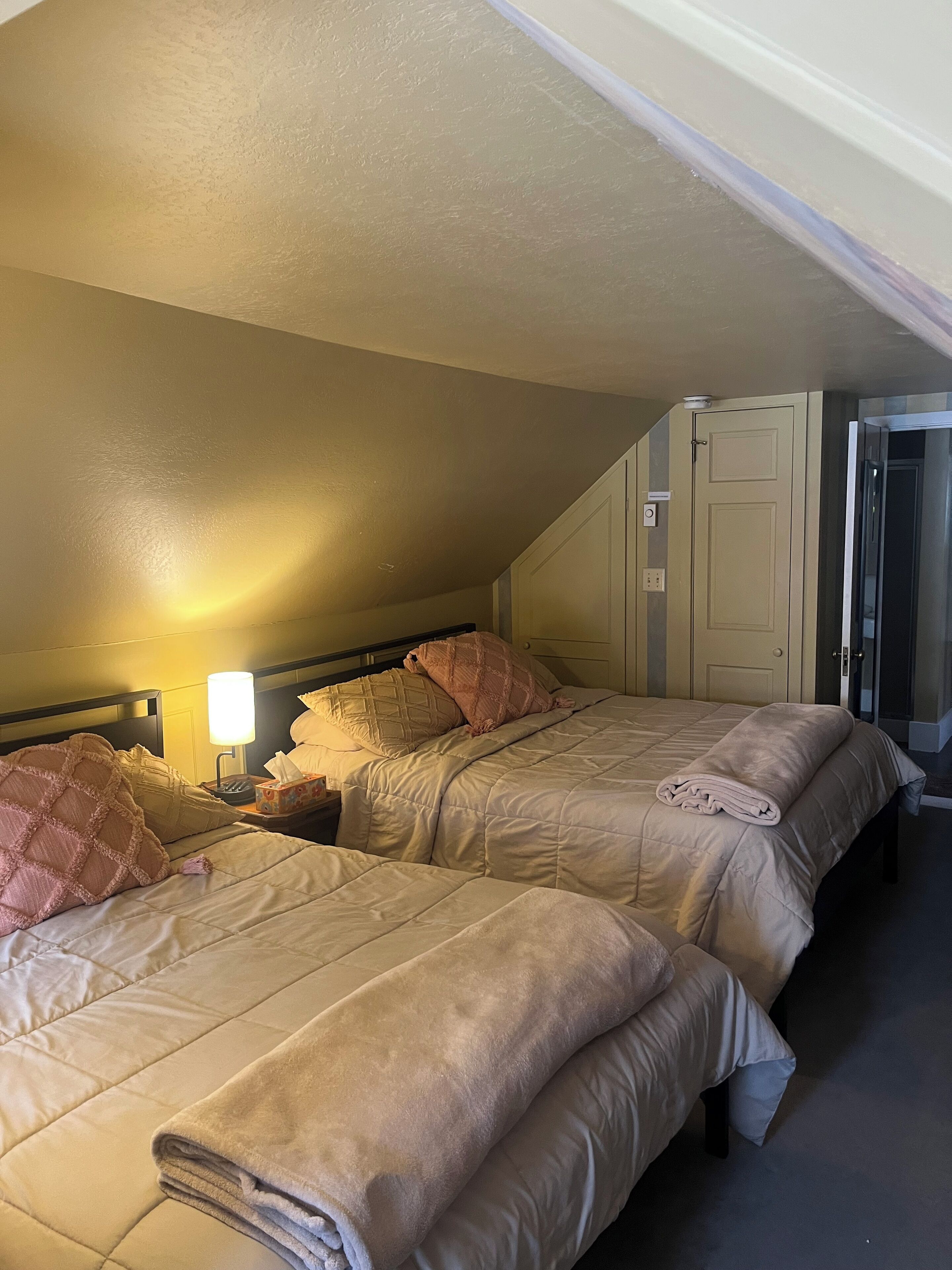 Rom – comfort, hageutsikt | Sengetøy av topp kvalitet og senger med overmadrass