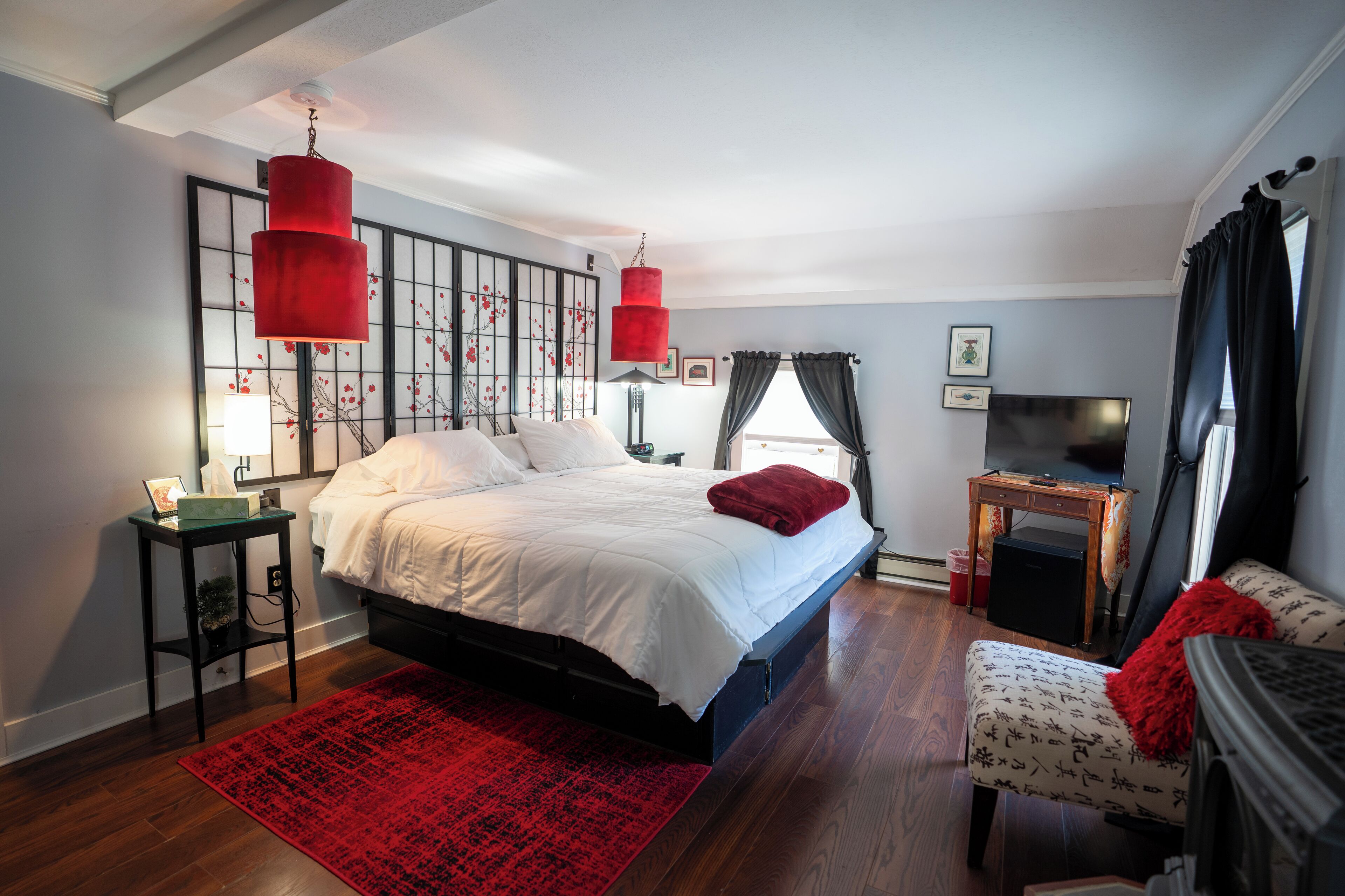 ロマンティック ルーム ガーデンビュー | 高級寝具、ピロートップベッド、客室ごとに異なる装飾、客室ごとに異なるインテリア