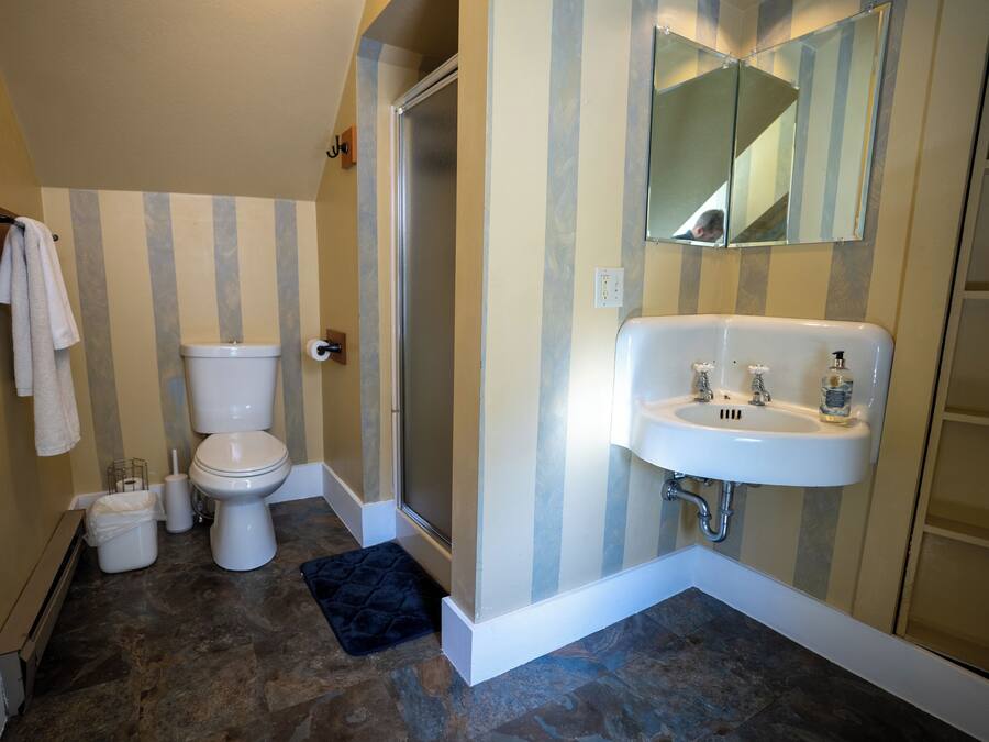 Ein Badezimmer mit Toilette, Waschbecken und Dusche.
