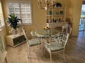 Dining - 721 Estuary - Condo 2 Bedroom / 2 Bath, maximum occupancy of 4 people. Distance to the Beach: 5 min drive Community pool. (Bradenton)