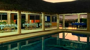 Una piscina al aire libre