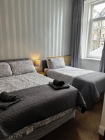 Signature Room | Laptop workspace, WiFi (free)