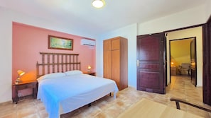 4 slaapkamers, een strijkplank/strijkijzer, reisbedje, gratis wifi
