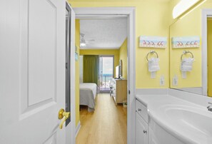 4 bedrooms, iron/ironing board, internet, bed sheets