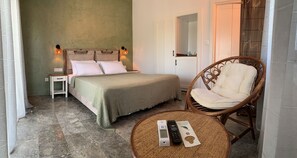 Habitación Deluxe doble | Ropa de cama de alta calidad y minibar