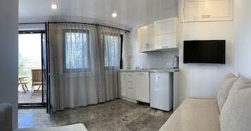Deluxe Studio Suite, 1 Bedroom, Patio | Premium bedding, minibar, laptop workspace, free WiFi