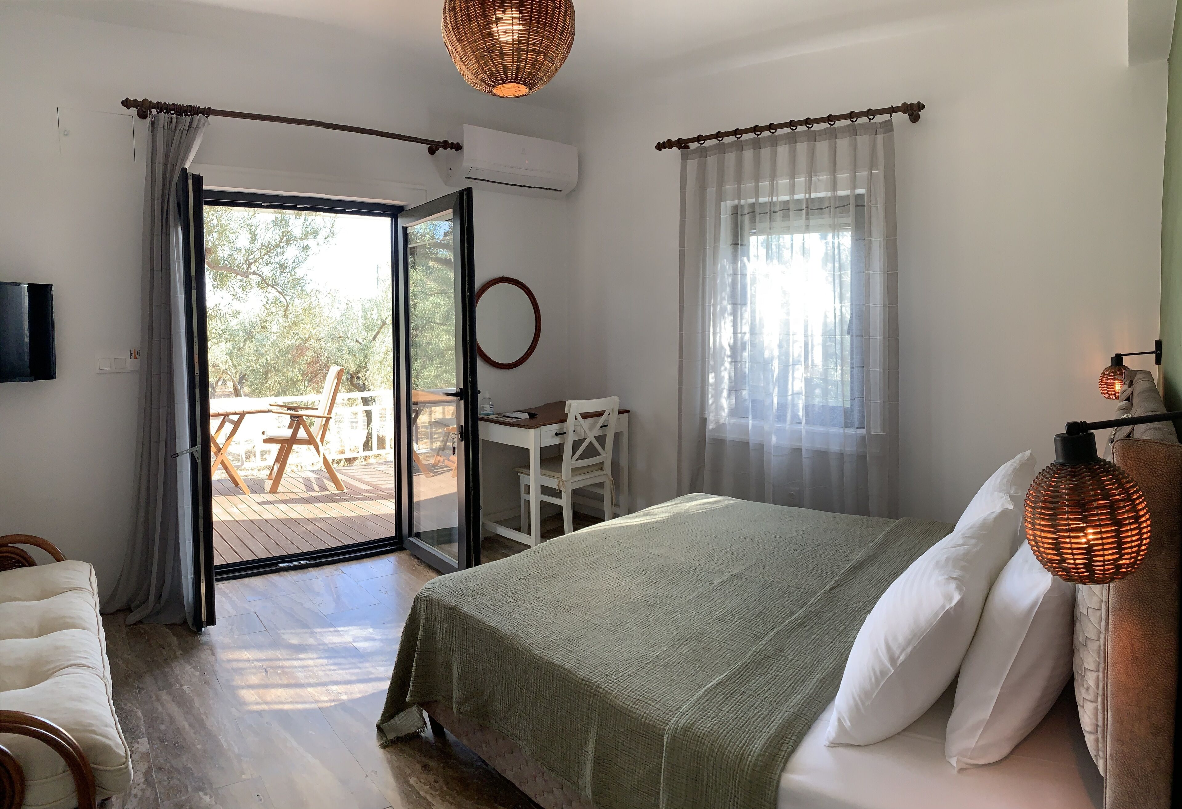 Habitación Deluxe doble, patio | Ropa de cama de alta calidad y minibar