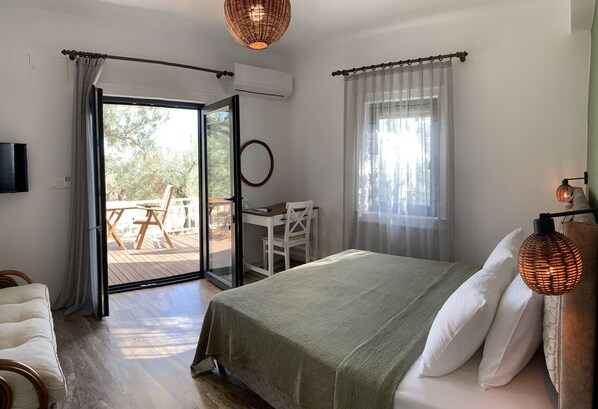 Deluxe Double Room, Patio | Premium bedding, minibar, laptop workspace, free WiFi - Zeytinlibahçe Konukevi (Bozcaada)