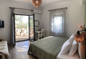 Deluxe Double Room, Patio | Premium bedding, minibar, laptop workspace, free WiFi