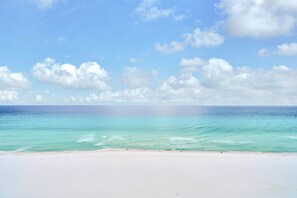 Una playa con aguas turquesas cristalinas y una orilla de arena blanca.