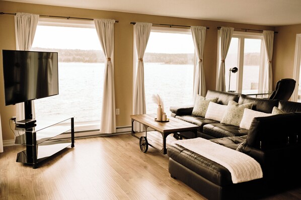 Panoramic Suite, Ocean View | Living area