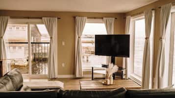 Panoramic Suite, Ocean View | Living area