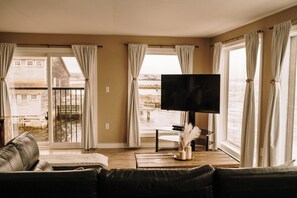 Panoramic Suite, Ocean View | Living area | 42-inch LCD TV with cable channels, streaming services - Albert's (Shelburne)