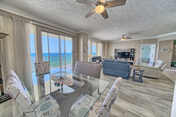 テレビ、DVD プレーヤー