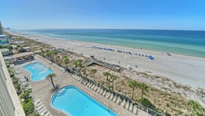 Et resort med swimmingpool, adgang til stranden og havudsigt.