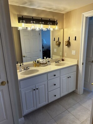 Shower - Unit 1504: 2 BR, 2 BA Condominium in Panama City Beach, Sleeps 6 (Panama City Beach)