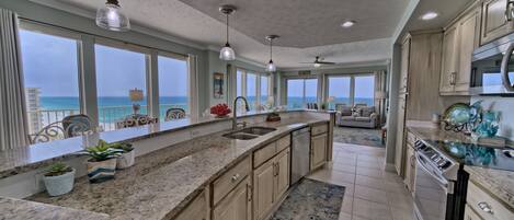 冷蔵庫、電子レンジ、オーブン、コンロ