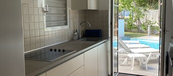 Macassi 3BR beach house,  steps to the beach & private pool - cistern