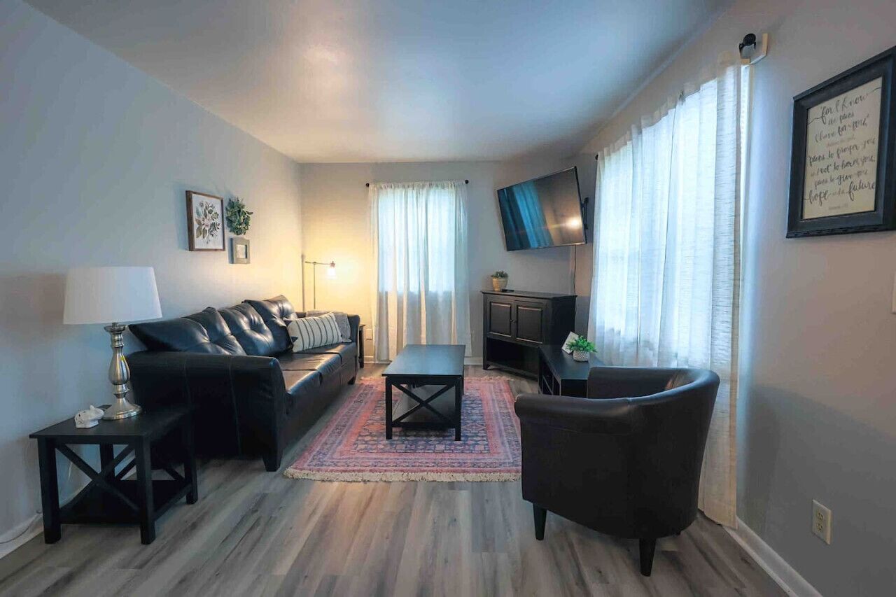 *NewListing* 1 BR Home | Wifi | Pet Friendly | IWU
