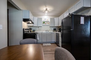 Een koelkast, een magnetron, een oven, een kookplaat