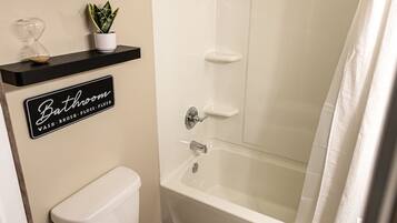 Hiustenkuivaaja, pyyhkeet, saippua, sampoo