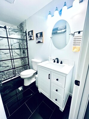 Een douche, een haardroger, handdoeken, shampoo