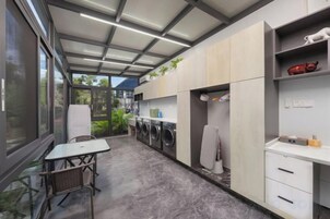 Una cocina moderna con electrodomésticos integrados, un comedor y vistas al exterior.