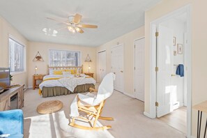 3 slaapkamers, een bureau, een strijkplank/strijkijzer, reisbedje