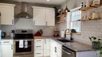 Lemari es, microwave, oven, dan kompor