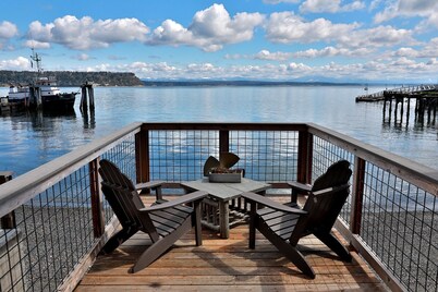 Waterfront 1 bedroom condo - private deck offering spectacular views