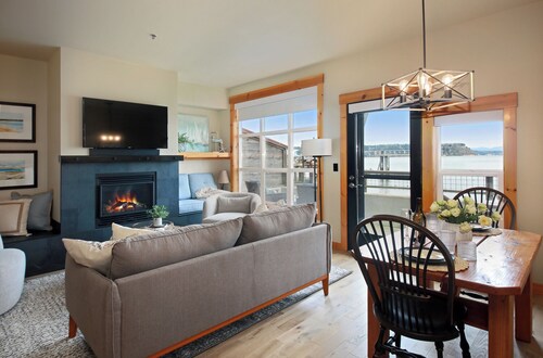 Waterfront 1 bedroom condo - private deck offering spectacular views