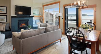 Waterfront 1 bedroom condo - private deck offering spectacular views