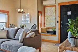 Fernseher, Kamin, Bücher