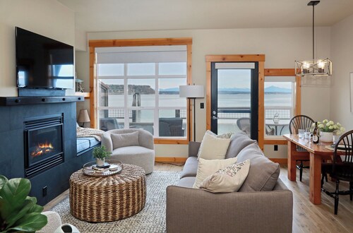 Waterfront 1 bedroom condo - private deck offering spectacular views