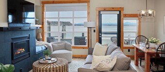 Waterfront 1 bedroom condo - private deck offering spectacular views