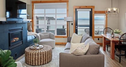 Waterfront 1 bedroom condo - private deck offering spectacular views