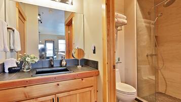 Secador de cabelo, toalhas de banho