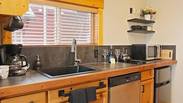 Refrigerador, microondas, lavavajillas y cafetera y tetera