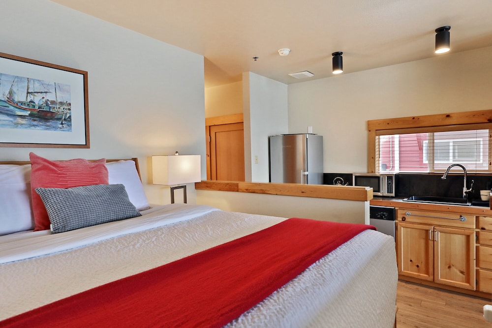 Waterfront one bedroom condo private deck offering spectacular views