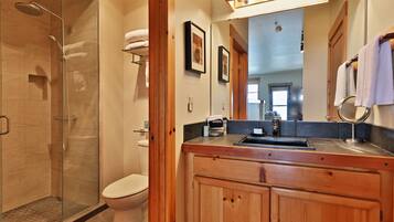 SĂšche-cheveux, serviettes fournies