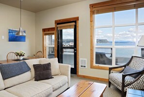 Téléviseur, foyer, livres