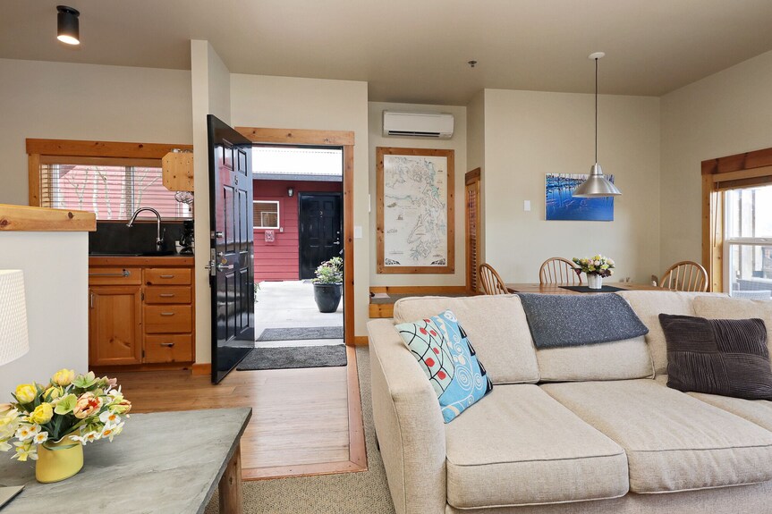 Waterfront One Bedroom Condo - Private Deck Offering Spectacular Views - Langley, WA
