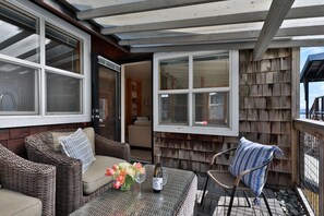 Terrace/patio - Two-story townhouse just steps from the waters edge with a private deck. Perfect accommodations for families. Recently remodeled. Beautifully appointed (Langley)