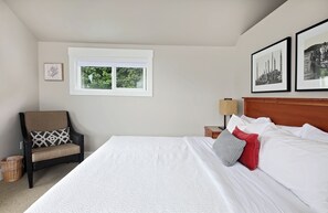 1 bedroom, iron/ironing board, WiFi, bed sheets - Two-story townhouse just steps from the waters edge with a private deck. Perfect accommodations for families. Recently remodeled. Beautifully appointed (Langley)